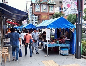 人形町の露天がたくさん人形町大通りに並んでいます