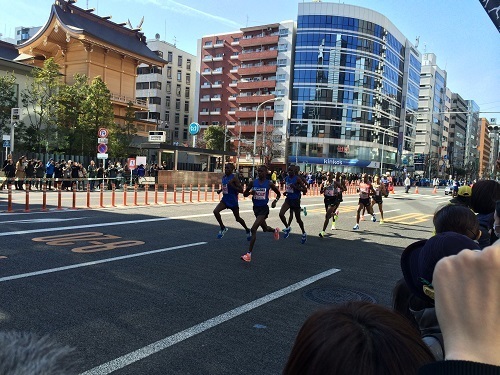 東京水天宮と東京マラソンの先頭集団ランナー