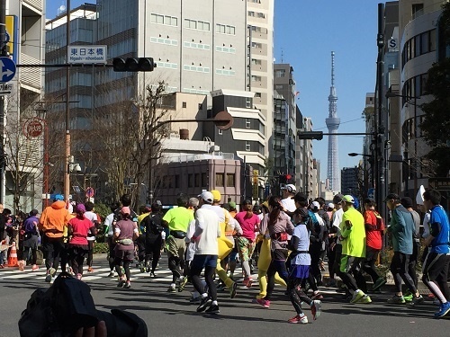 東京マラソンおすすめ撮影スポット!東日本橋交差点はスカイツリーが見えます