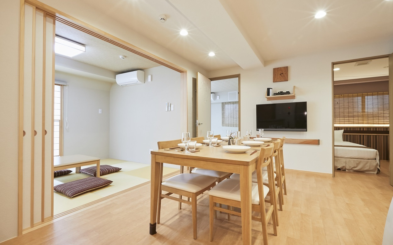 6～7名程度まででゆったりと泊まれる最上階の客室。琉球畳の和室が２間とツインベッドの洋室もございます。外には和風庭園が広がり、日本橋で和の雰囲気の中快適に滞在していただけるお勧めの客室です。
