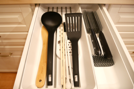 Facas, pauzinhos, espátula, etc.