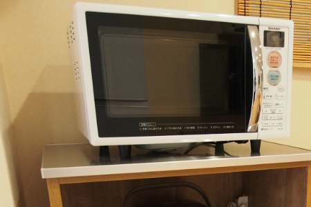 O micro-ondas está equipado com uma função de torrar.