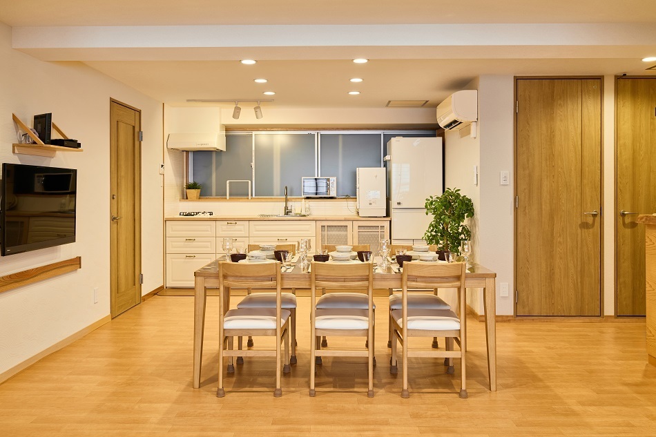 A sala de estar dispõe de uma mesa de jantar com capacidade para seis pessoas, bem como de bancos adicionais sem encosto. Para grupos com mais de seis pessoas, não hesite em utilizar também a mesa baixa (mesa tradicional japonesa ZATAKU e almofada SABUTON).