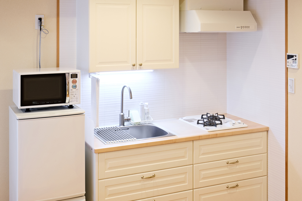 A cozinha está totalmente equipada com frigorífico/congelador, micro-ondas, fogão a gás com dois bicos, alguns pratos e chávenas, e em cada divisão são fornecidos utensílios de cozinha, para que possa preparar desde papas para bebés até refeições completas.