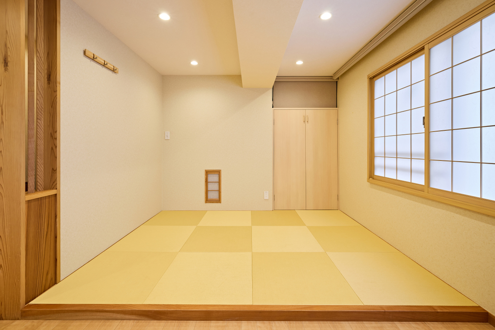 Um espaço sereno com elementos tradicionais do design japonês.