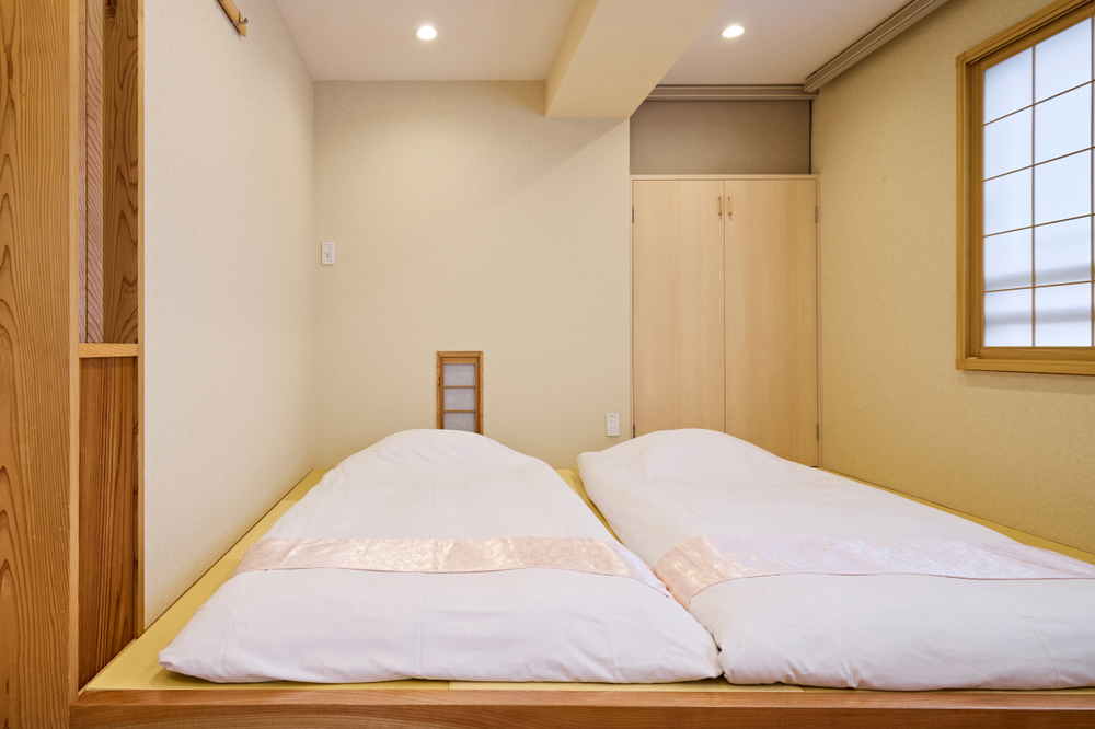 Estenda um colchão e desfrute de um momento de tranquilidade num quarto com o tradicional piso de tatami.