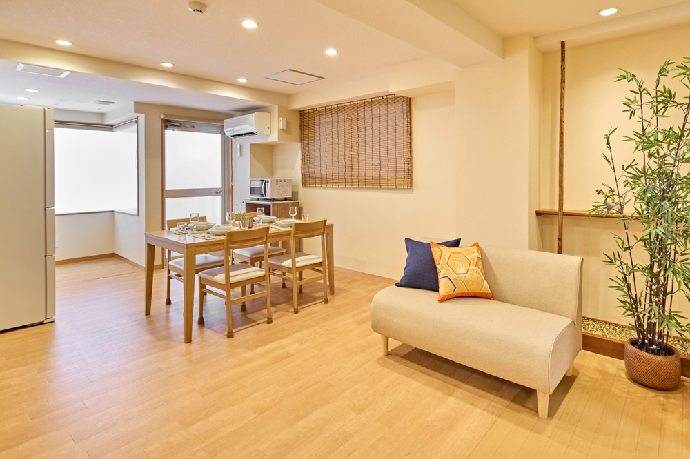 Um interior decorado com persianas tradicionais japonesas "SUDARE", madeira natural e um ambiente japonês autêntico e sereno.