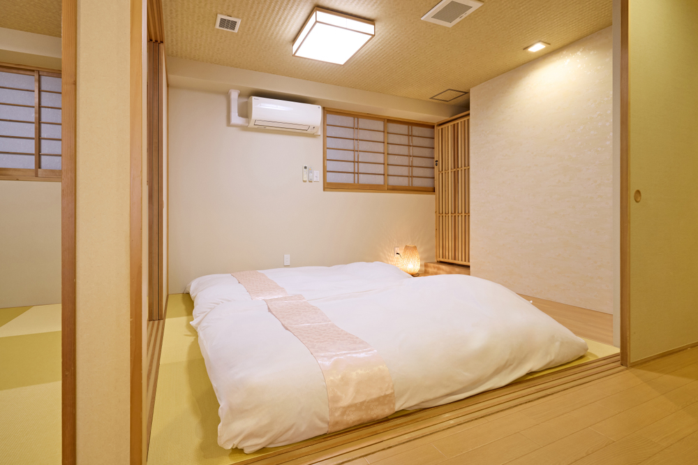 O quarto 1 com tatâmis tem capacidade para até 3 futons. O número de futons disponibilizados dependerá do número de pessoas do seu grupo.