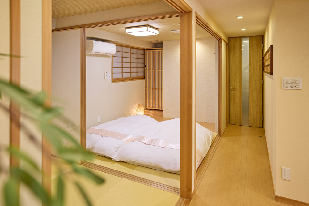 O alojamento ao estilo japonês é composto por dois quartos separados por portas de correr. Durante o dia, pode abri-las para criar uma sensação de espaço amplo e, à noite, fechá-las para criar um espaço íntimo e acolhedor.