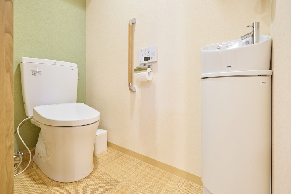Este WC também está equipado com uma sanita especial com bidé (washlet), um detalhe de alta tecnologia para sanitas que se tornou comum no Japão.