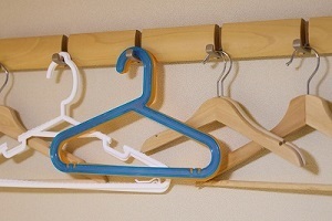 Nos apartamentos, também estão disponíveis cabides de criança para hóspedes com bebés e crianças pequenas.