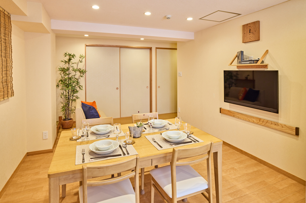 As portas de correr também podem ser utilizadas para separar a sala de estar do quarto com tatâmis.