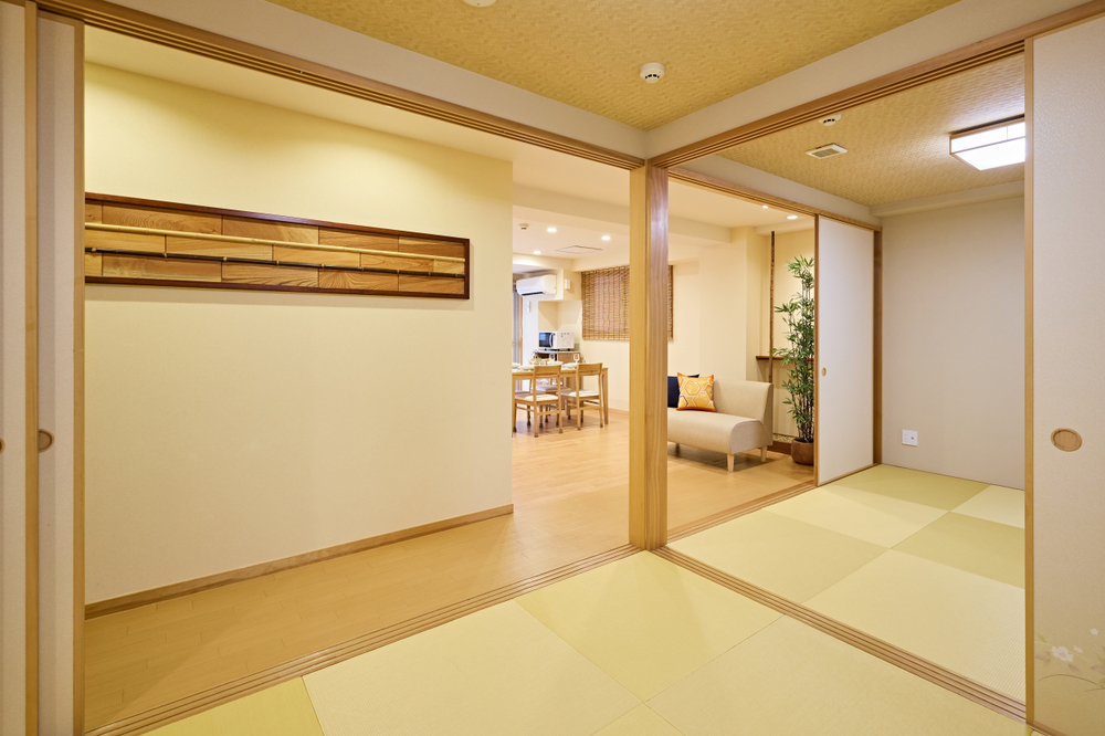 As decorações de parede japonesas feitas à mão, criadas a partir de bambu-preto raro, realçam o charme característico da divisão.
