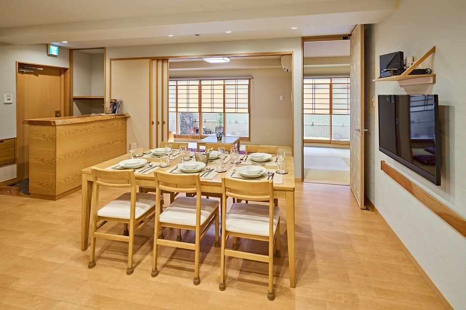 Desfrute de um ambiente japonês tranquilo e genuíno, com elementos de design como uma placa de madeira natural maciça à entrada, um desnível tradicional e serenos quartos com tatâmis.