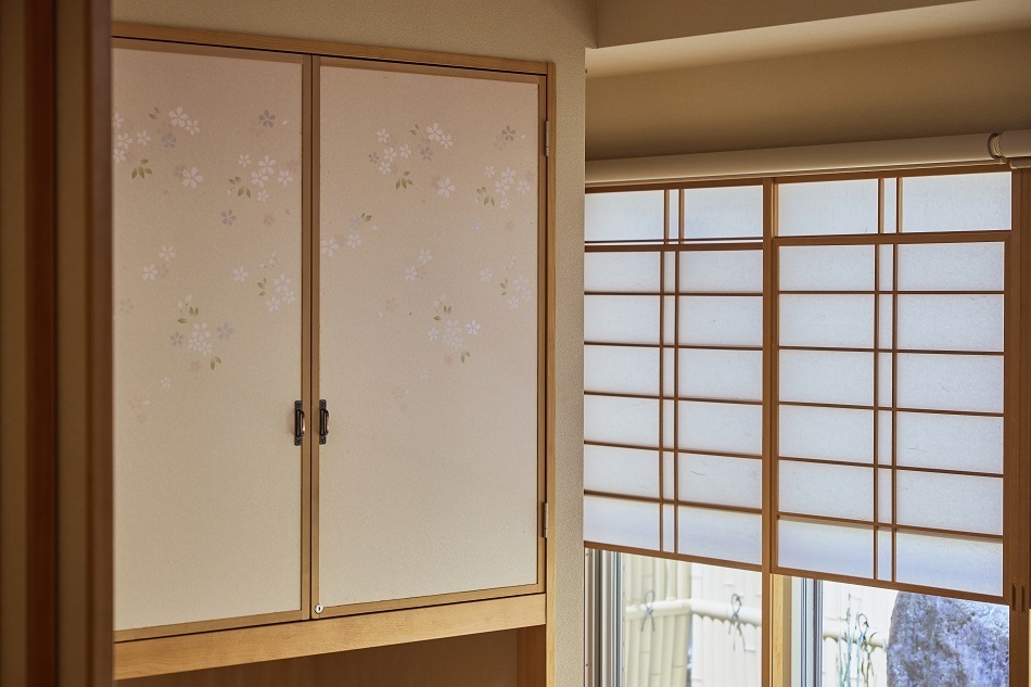 As portas são revestidas com papel washi fino e resistente, decorado com elegantes motivos de flores de cerejeira. Aqui, encontrará o autêntico conforto ao estilo japonês que reflete verdadeiramente o espírito do Japão.