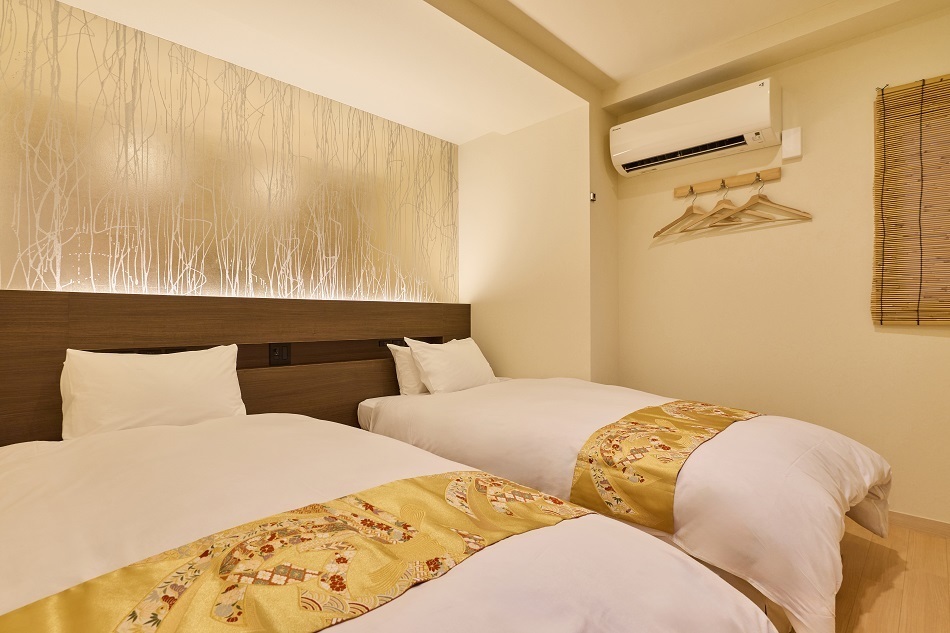Preparámos duas camas individuais à sua disposição. As camas individuais são amovíveis, pelo que é possível juntá-las para criar uma cama king-size.