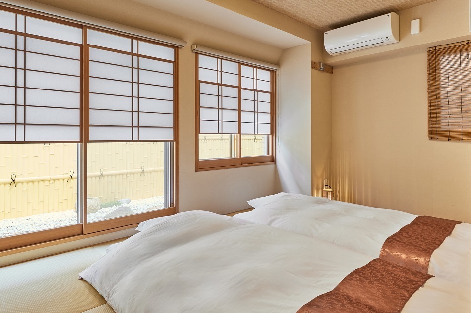 É possível colocar até 3 conjuntos de futons no Quarto 2 com tatâmis.