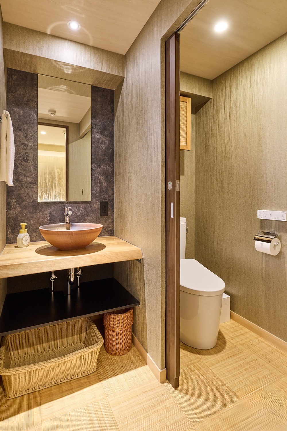  O WC exclusivo do quarto fica do outro lado do lavatório. Uma porta de correr permite separá-lo da zona de lavagem.