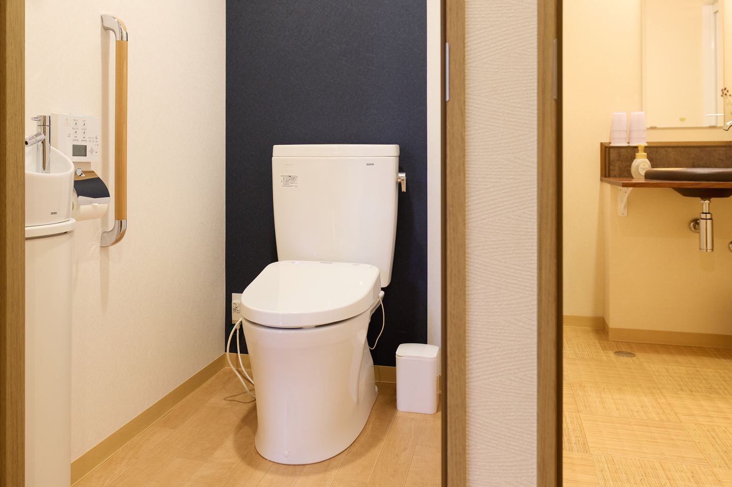 Este WC destina-se à zona da sala de estar. Todos os nossos WC estão equipados com sanitas especiais com bidé (washlets). Descubra a elevada qualidade das sanitas japonesas.