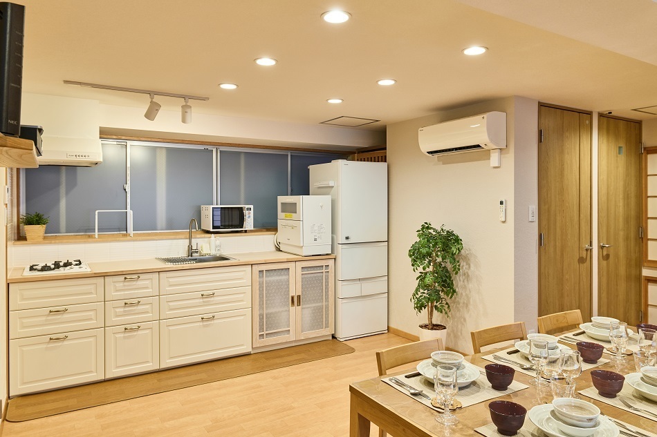 ห้องครัวขนาดกว้างมีตู้เย็น–ช่องแช่แข็งขนาดใหญ่และเครื่องล้างจาน พร้อมเครื่องใช้ไฟฟ้ารุ่นใหม่ เช่น กาต้มน้ำไฟฟ้าและเตาไมโครเวฟ สะดวกและใช้งานง่าย เหมาะสำหรับการรับประทานอาหารญี่ปุ่นแบบซื้อกลับ